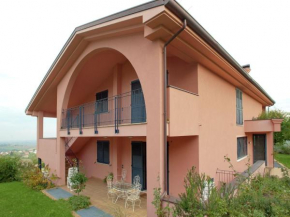  Kleurrijk vakantiehuis in Verucchio met ruime tuin  Веруккьо